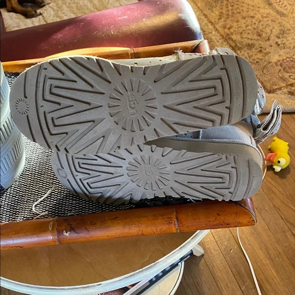 Like NEW. UGGS! Bow Booties. Silver/gray/glitz in stars/bow. Worn 3 hours. Sz 8 - Picture 6 of 6